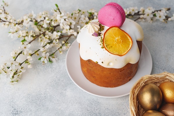 Сверху кулич покрыть глазурью и украсить по своему вкусу.
