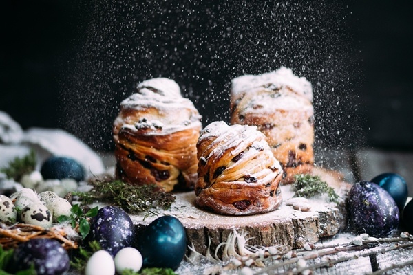 Затем поставить в предварительно разогретую до 180 градусов духовку, выпекать куличи 30-40 минут или до загорелой корочки, при необходимости сверху накрыть фольгой. Испечь краффины можно за пару дней, так же как и классические куличи.
