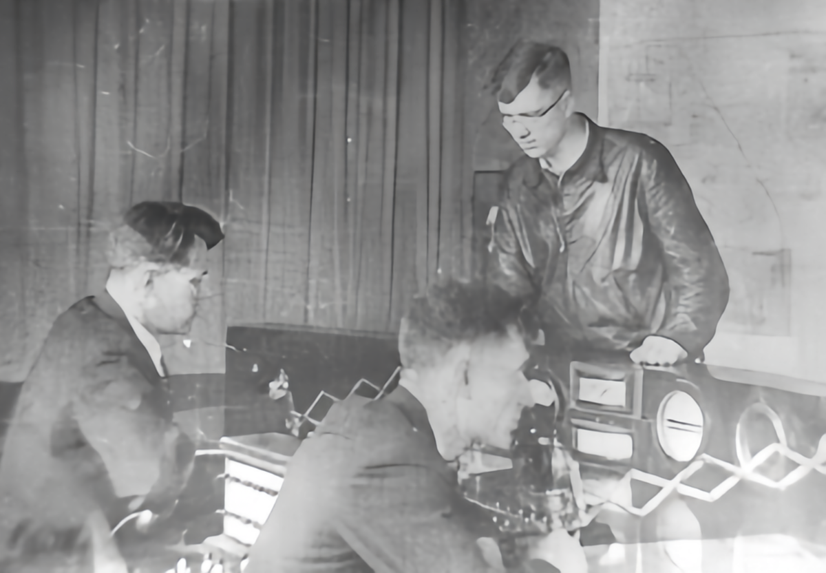 Центральный диспетчерский пункт Свердловэнерго (стоит диспетчер С.И. Погоновский), 1942 г.