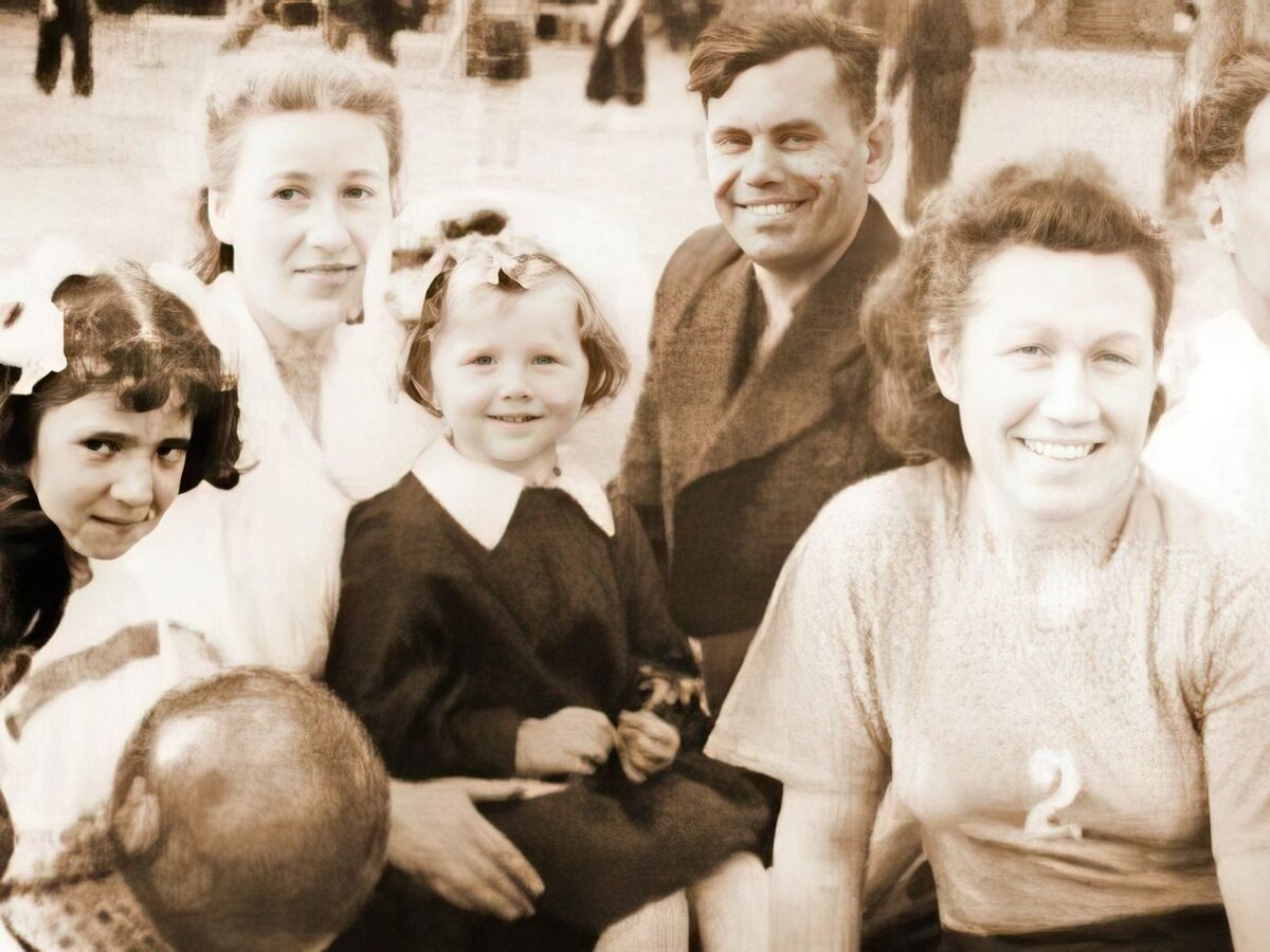 Наталья Гундарева с родителями