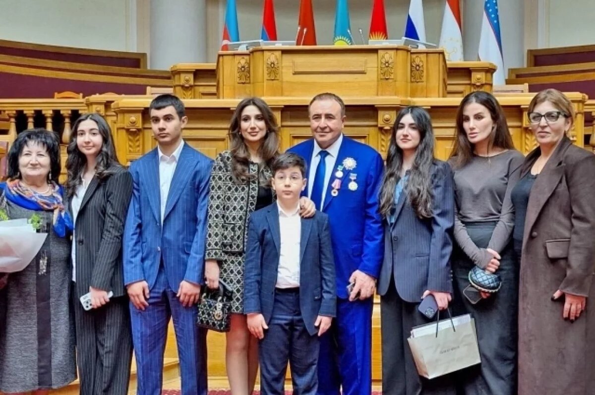    Грачья Мисакович Погосян с родными и близкими.