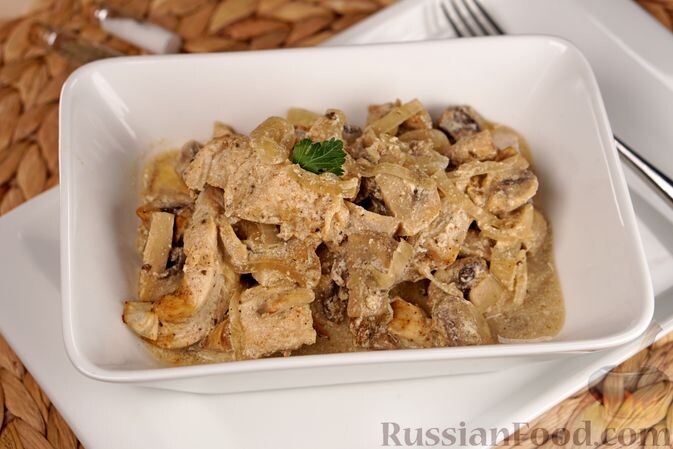 куриное филе, шампиньоны, лук репчатый, чеснок, сметана, соль, перец чёрный молотый, приправа