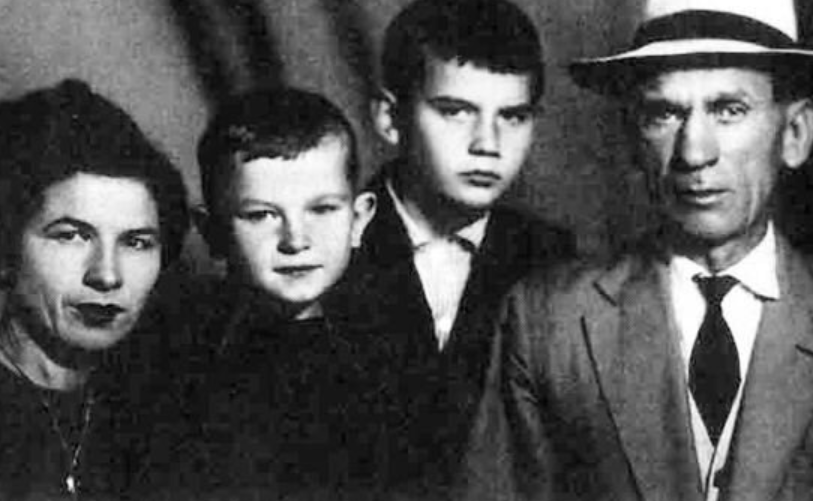 Игорь Тальков с братом и родителями. Фото: Pinterest