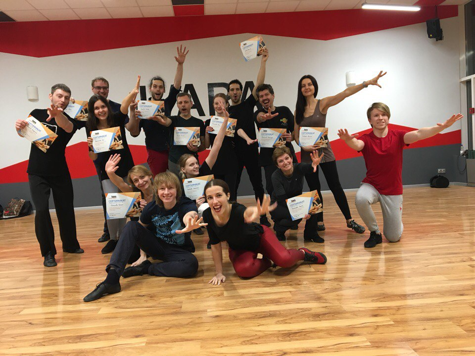 Торжественное вручение сертификатов по окончанию каждой группы :)