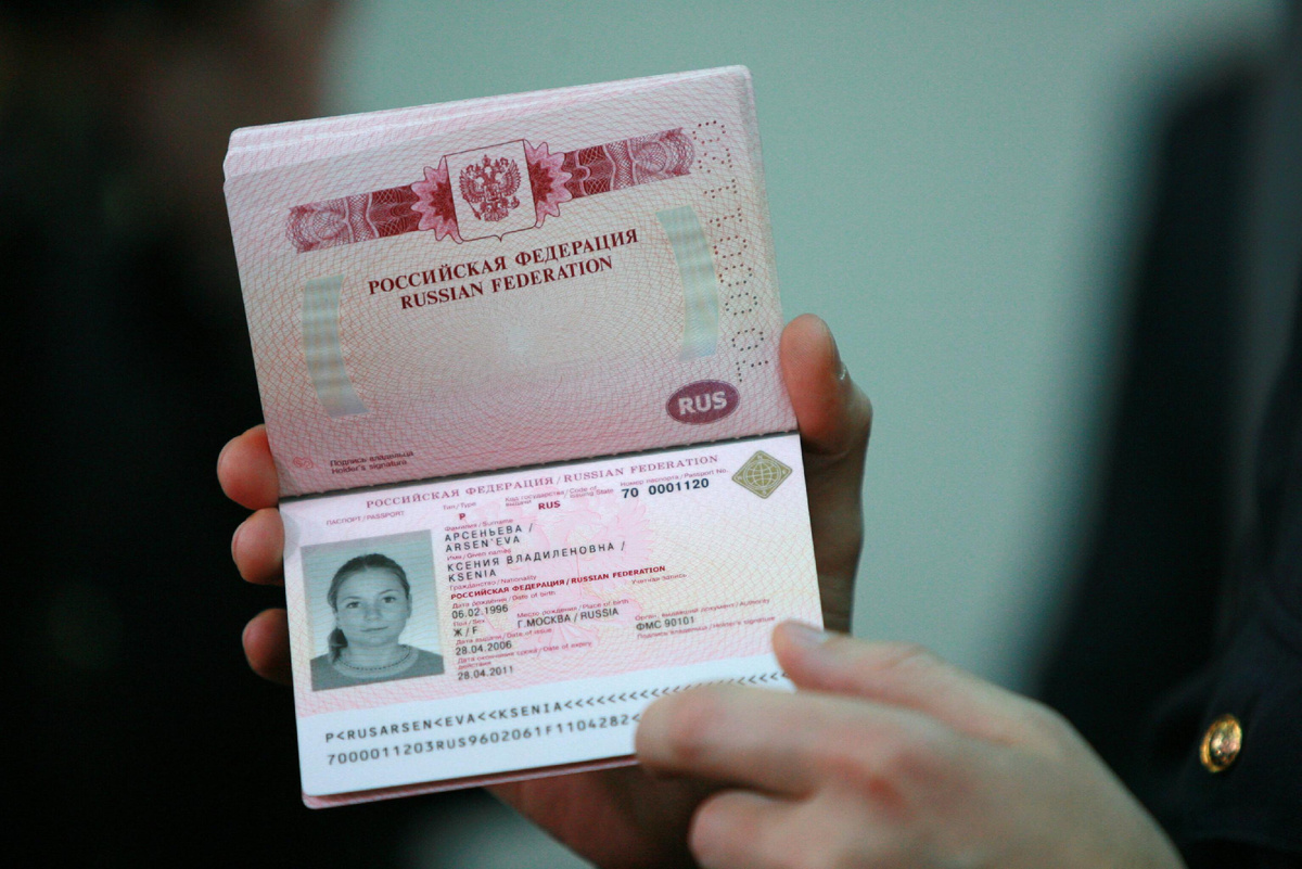 Заграничный паспорт гражданина РФ © Sputnik