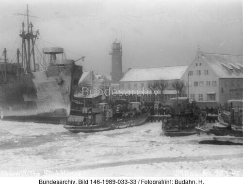 Восточная Пруссия, Пиллау.- Беженцы на причале в замерзшем порту, прибывающие суда. Январь 1945 год