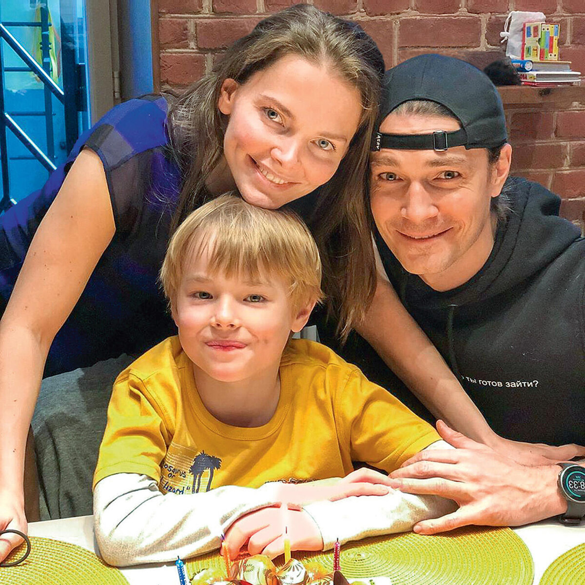    Лиза Боярская с мужем Максимом Матвеевым и сыном Андреем, 2020 год из архива Е. Боярской