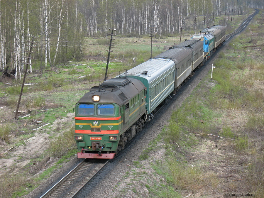 Тепловоз М62-1739 во главе сдвоенного пригородного поезда №№ 6012/6014 Элисенваара/Светогорск-Выборг. Соединение двух его частей происходило по ст. Каменногорск. В середине состава - тепловозы М62-1622 (поездной локомотив второй части) и ТЭМ18Д-133 (в тяге не участвовал, пересылался в локомотивное депо Выборг для ремонта). Перегон Таммисуо-Гвардейское, 6-7 км. Фото: Критский С.В., 12 мая 2007 г.
