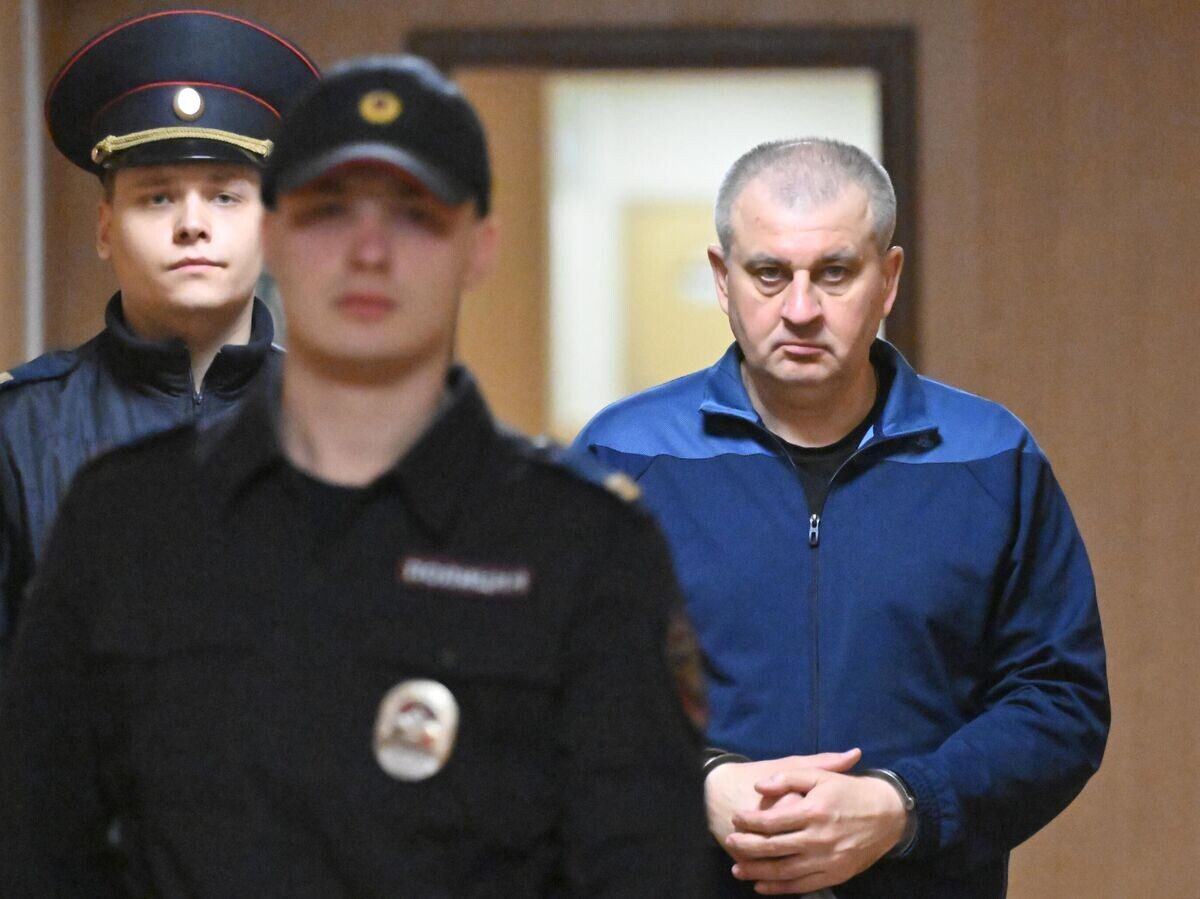    Начальник главного управления связи ВС РФ, замглавы Генштаба Вадим Шамарин, арестованный по делу о получении взятки в Московском гарнизонном военном суде© РИА Новости / Илья Питалев