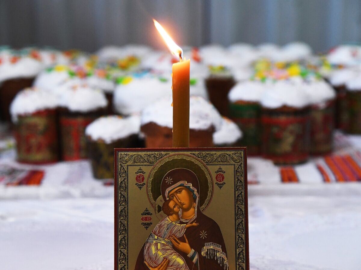    Освящение куличей на заводе "Крымхлеб" в Крыму. 3 апреля 2018© РИА Новости / Александр Полегенько