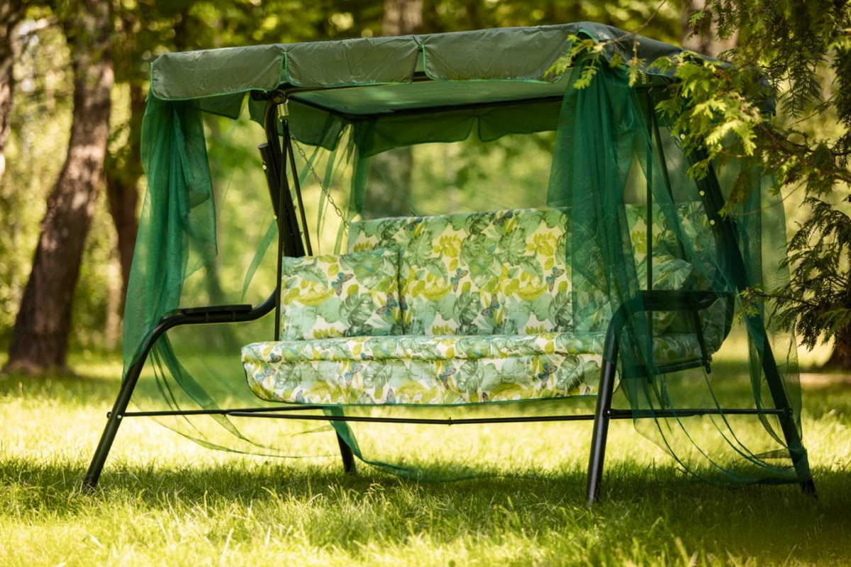Трехместные садовые качели «Варна» на стальном каркасе с тентом и москитной сеткой. Выдерживают вес до 210 килограммов. Цена — 21 135* рублей.