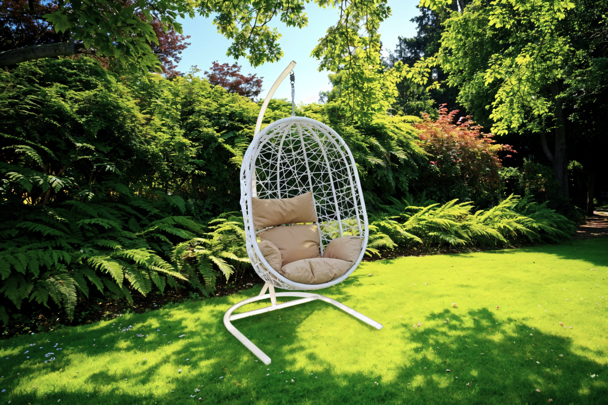 Кресло «Кокон XL» из искусственного ротанга на стальном каркасе. Выдерживает вес до 120 килограммов. Цена — 20 200* рублей.