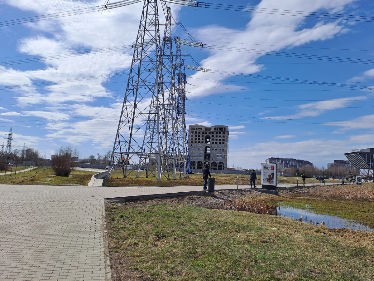 Румянцево. Иду к этому зданию впереди.
