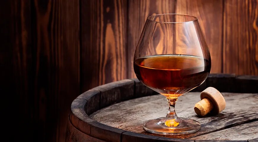   Дубовая выдержка придает коньяку пряные древесные ноты (Shutterstock/FOTODOM)