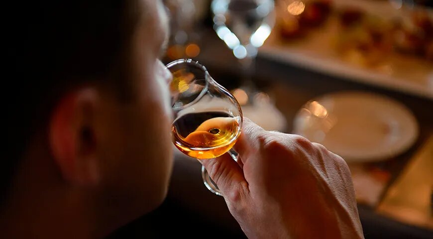   Константин Духанин советует пить коньяк маленькими глотками — только так можно насладиться напитком (Shutterstock/FOTODOM)