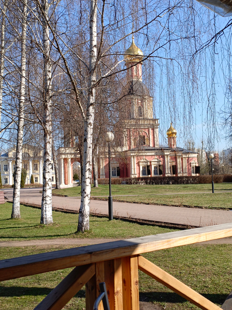 Вид с веранды трапезной. Но мне немного иной ракурс нужен был.