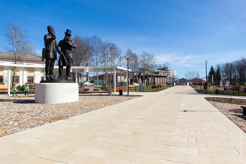    Сотрудники "Спецавтотранса" уже приступили к работе: моют плитку, прочесывают газоны, убирают мусор и сухие растения. "С шампунем моем белую плитку на пло