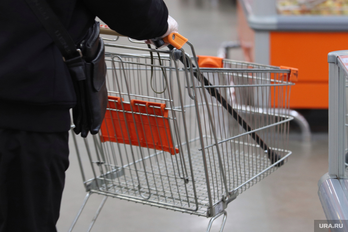 Убийцу поймали с поличным, когда он пытался избавиться от тела, уложенного в продуктовую тележку. Фото: Екатерина Сычкова © URA.RU