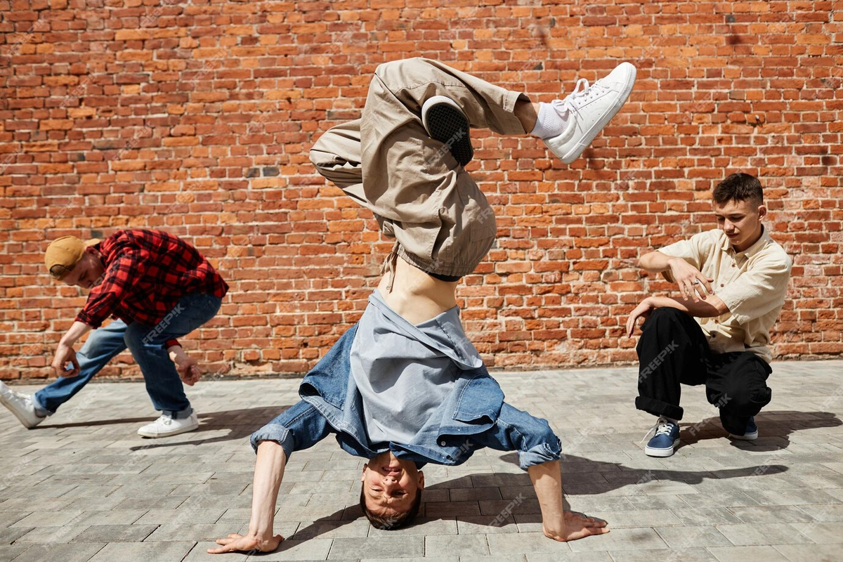 группа подростков танцует: поиск себя Фото https://ru.freepik.com