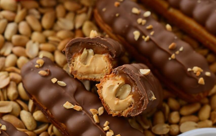 Взрыв вкуса! Эклер «Сникерс» — идеальное сочетание карамели, арахиса и шоколада!