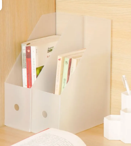 Вот такой лоток подошел нам в шкафчик по ширине. Стоит копейки на маркетплейсах. Учитывайте также петли, чтобы они не мешали лотку встать в шкаф. 