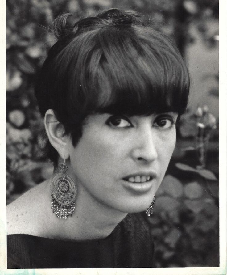 Моя эпоха сильной девушки из Нью-Йорка: черный топ, привлекающие внимание серьги, длинные волосы собраны в пучок на голове. Что за глубокие мысли посещали меня в те дни? Фото: https://www.allure.com/story/judith-viorst-looks-at-94