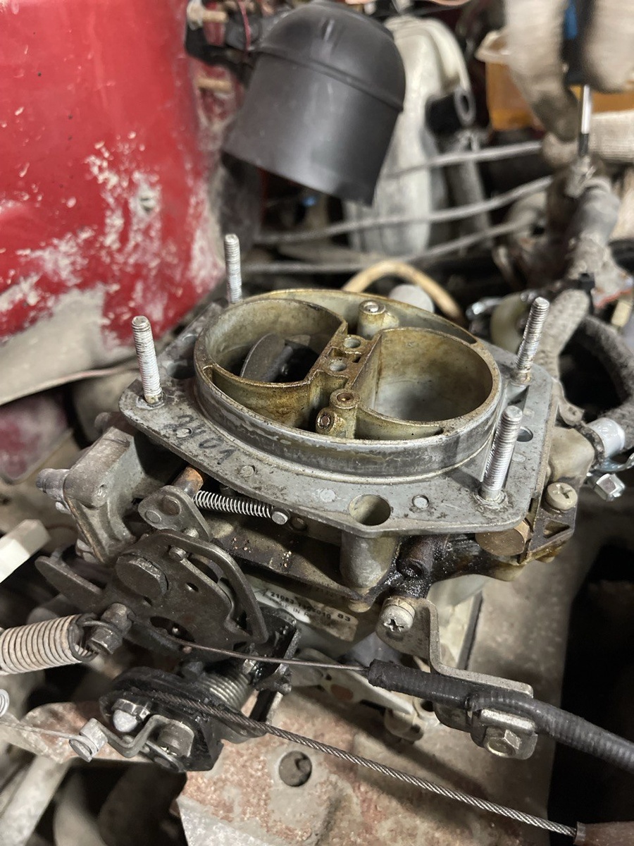 Демонтируем все, что касается карбюратора, ну, и сам карбюратор =)