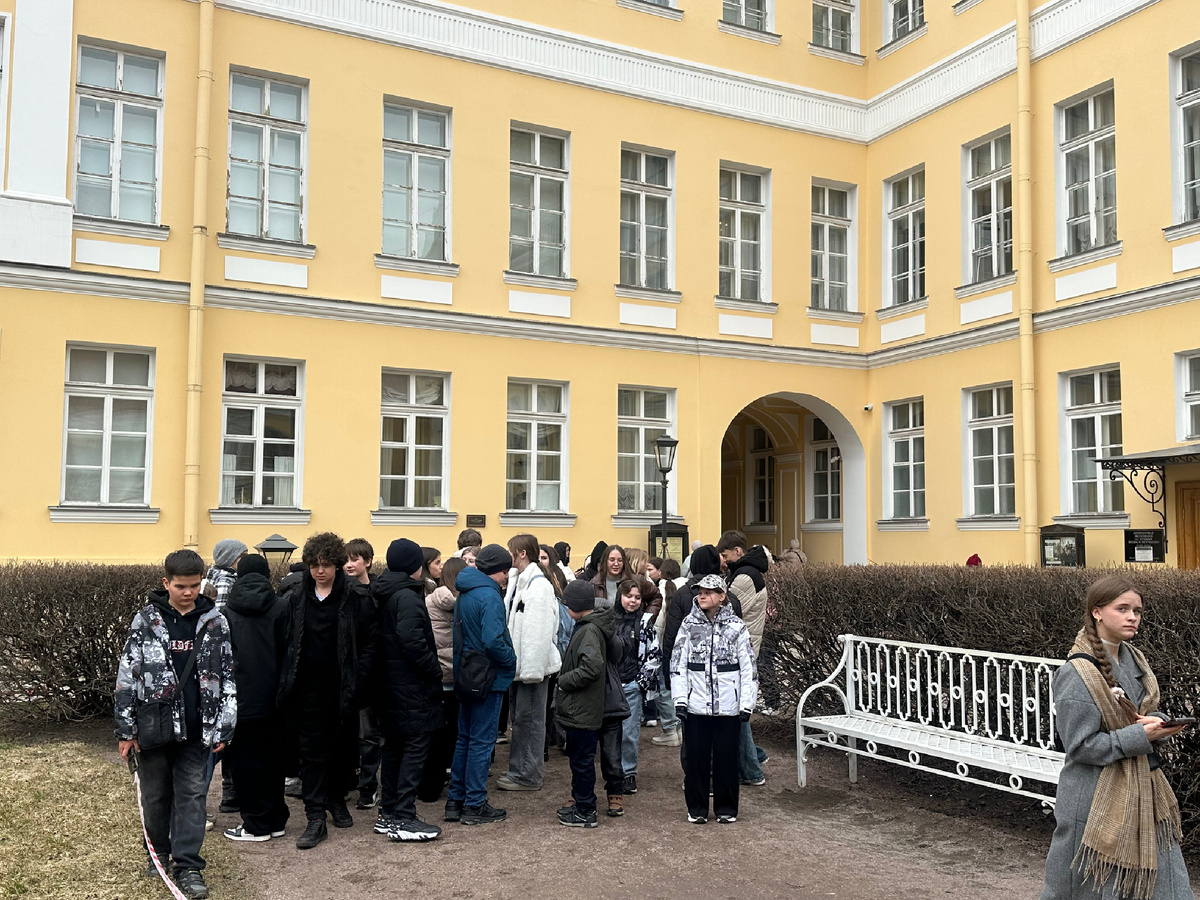 Наши ученики около музея.