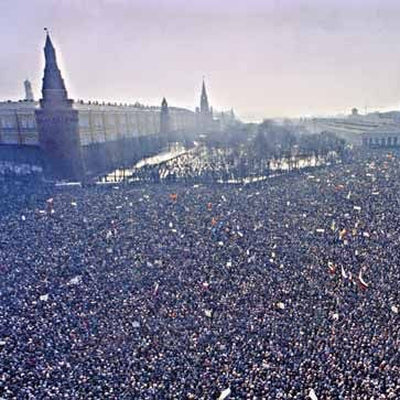 Митинг в Москве за сохранение СССР - 1991 год. Прошел в пустую.. Там - за  Кремлевской стеной голос народа не был услышан. Митинг прошел в пустую.. он оказался глух и невнятен для вершителей судьбы Страны..