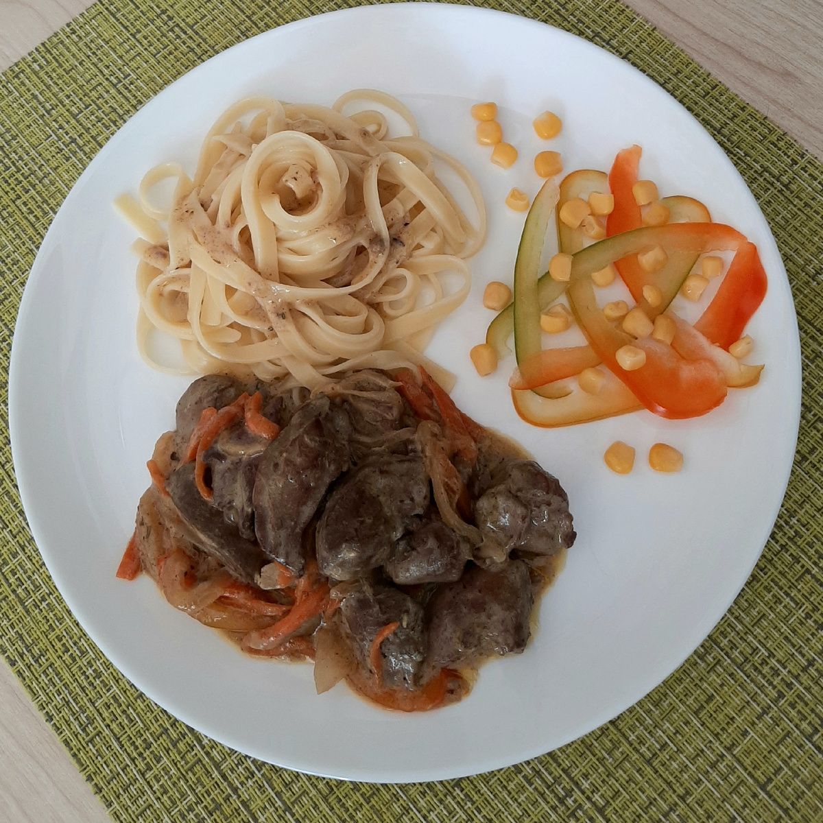 Печень в сметанном соусе с овощами 