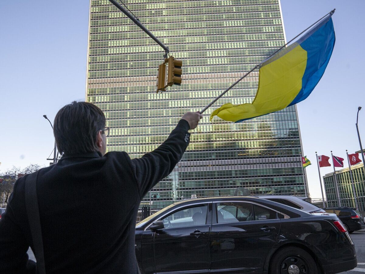    Протестующий с флагом Украины возле здания штаб-квартиры Организации Объединенных Наций в Нью-Йорке, США© Getty Images / Robert Nickelsberg