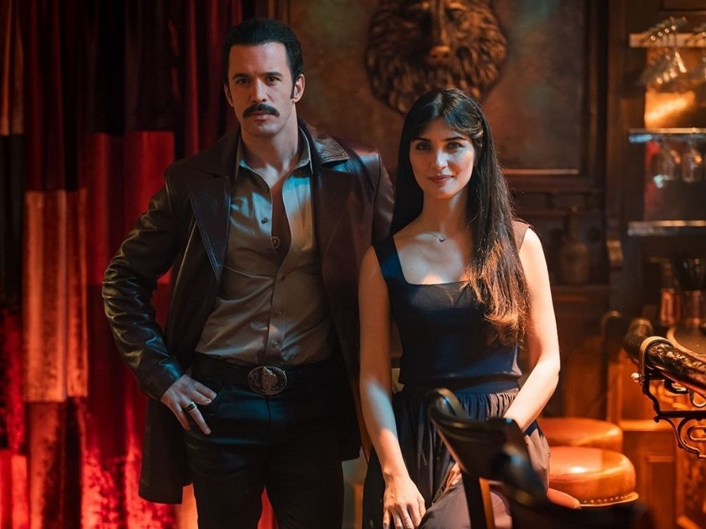 Барыш Ардуч и Туба Бюйюкюстюн на съемках фильма "Мистер Террор" (Dehşet Bey)