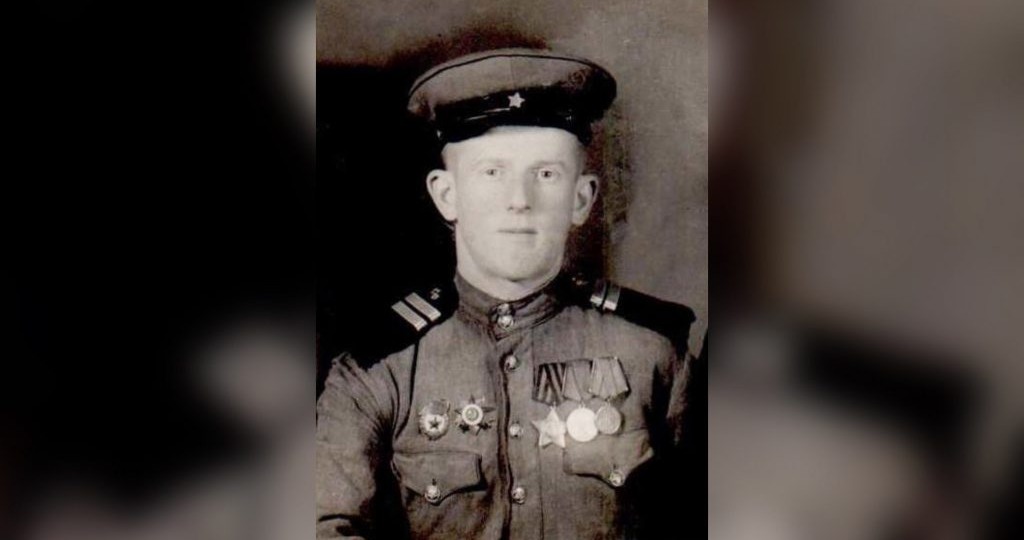 За время войны снял и обезвредил свыше 6000 противотанковых и противопехотных мин