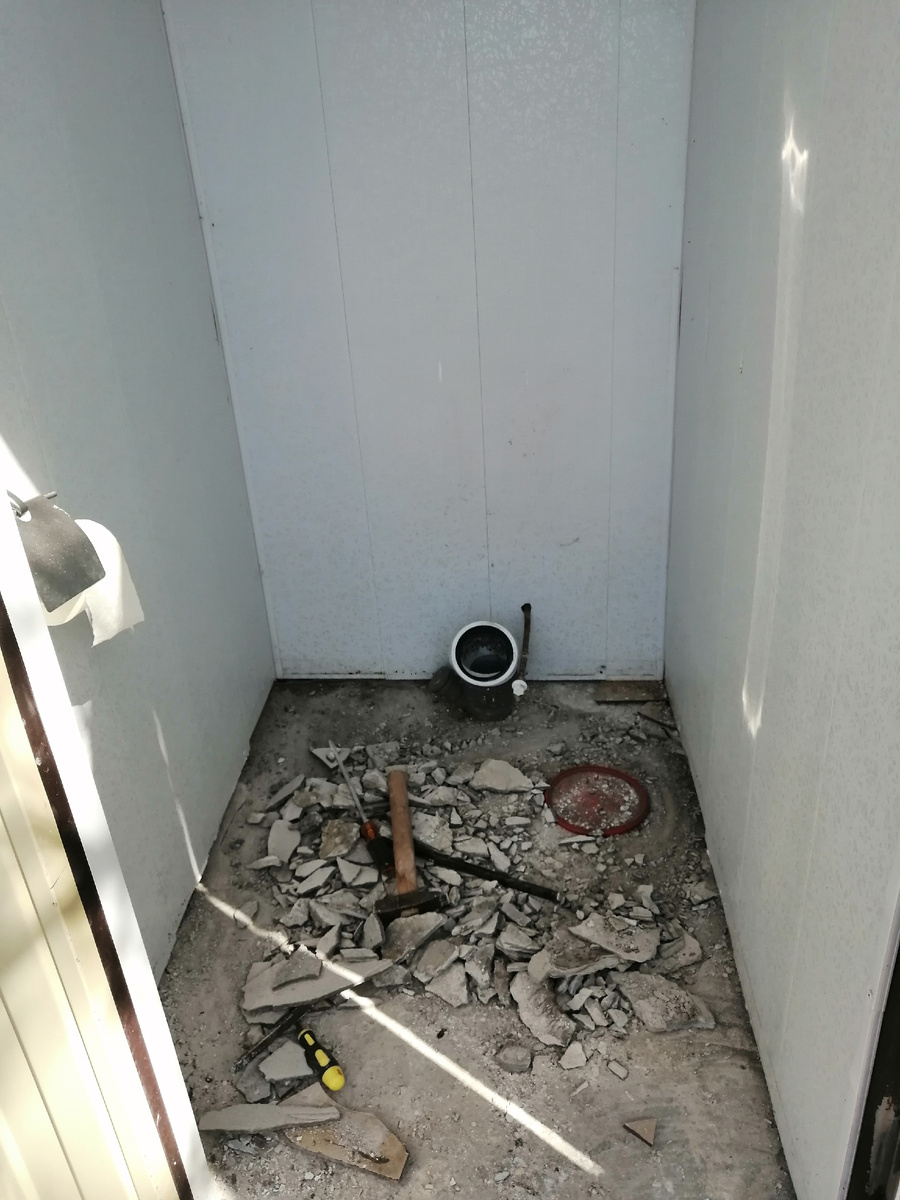 Все снял и унитаз и старую плитку.