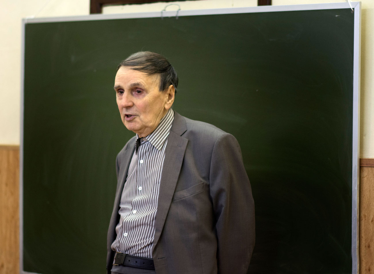 Автор лекции - лингвист Андрей Анатольевич Зализняк