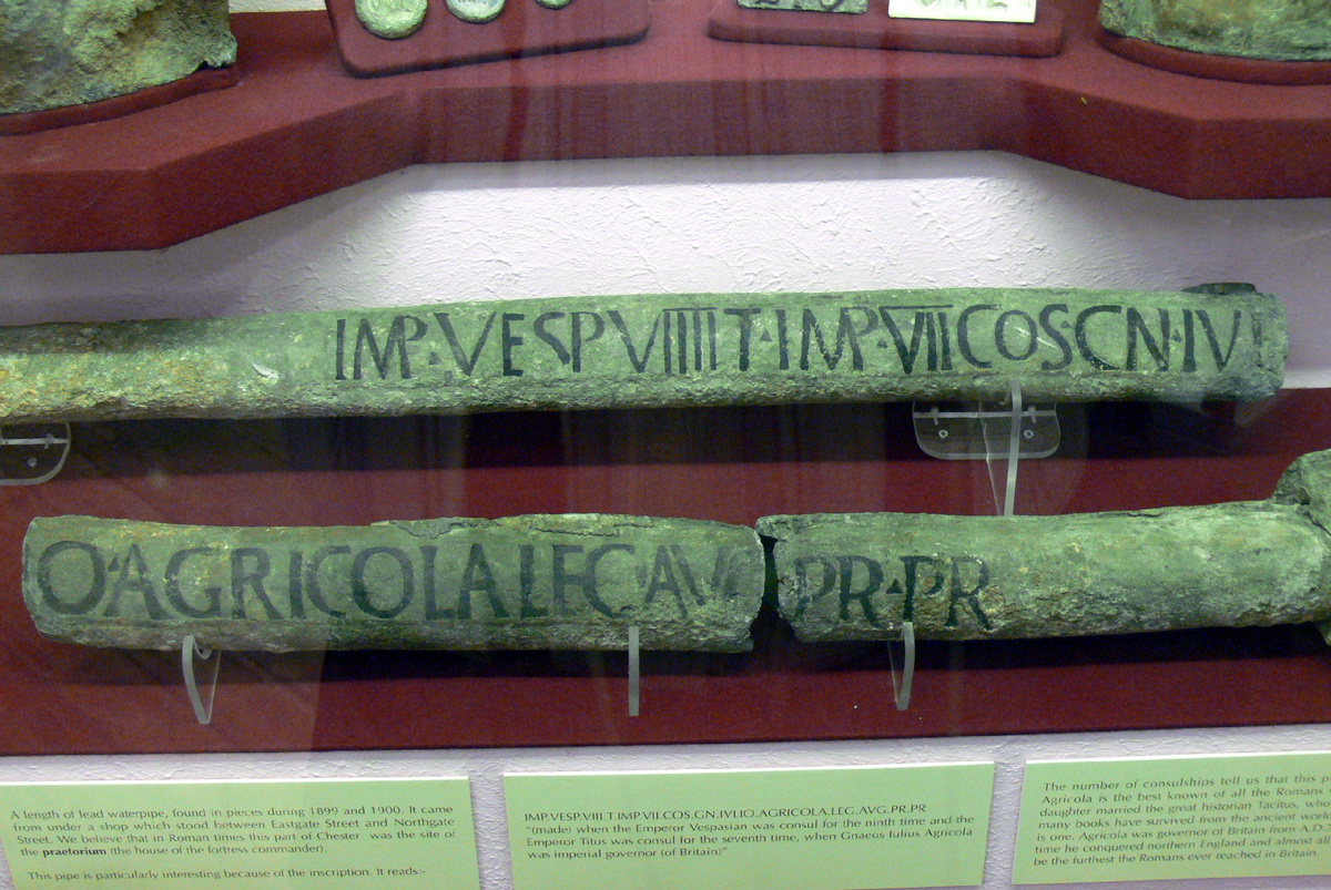 Свинцовые трубы древнеримского водопровода с надписями. Фото: взято из en.wikipedia.org