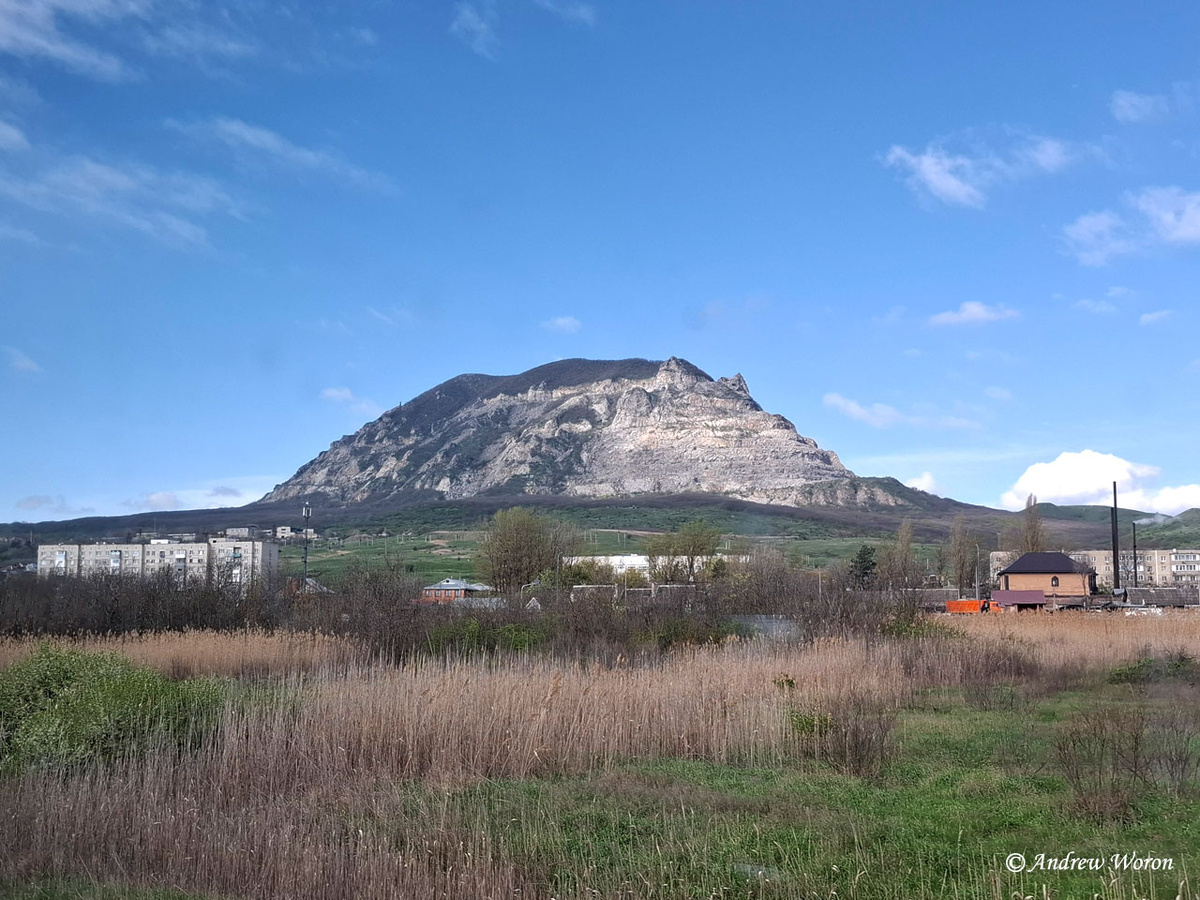 Гора Змейка из окна поезда