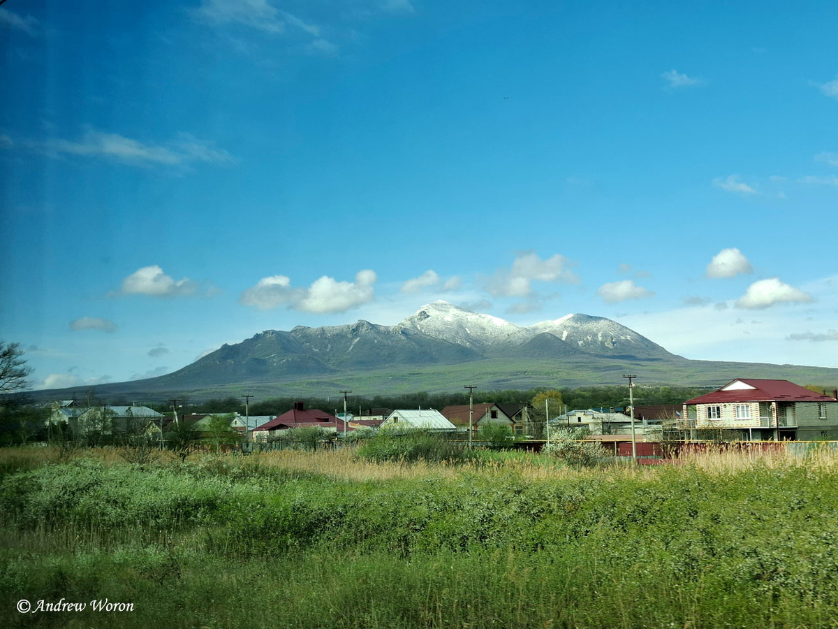 Гора Бештау из окна поезда