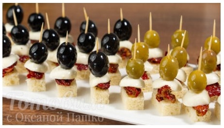Канапе с мини моцареллой, вялеными томатами и оливками