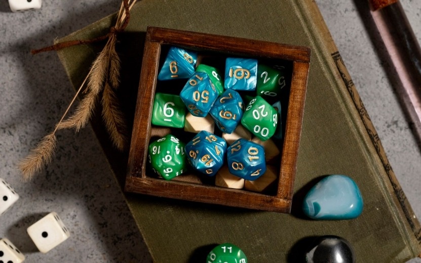  «Лила» начинается с простого броска кубика, но за каждой клеткой кроется внутренний смысл. Фото: freepik.com