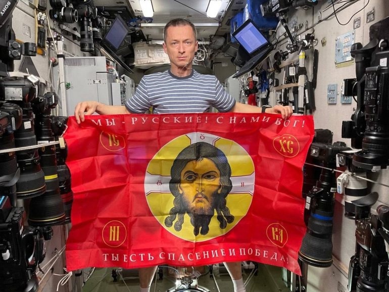    На «Ракете Победы» развернули стяг с ликом Спасителя