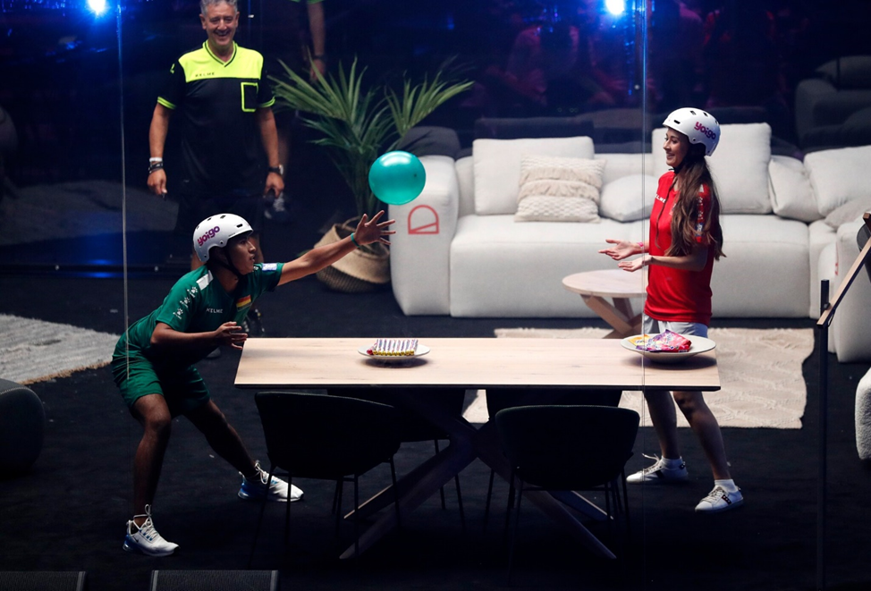 Игра с воздушным шариком (фото с сайта: https://sportrbc.ru/news/616d94049a7947082d902846)