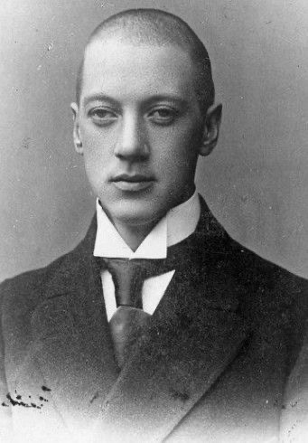 Всем доброго времени суток, сегодня рассмотрим одного из самых ярких русских поэтов. Человек, чья любовь к России проявлялась как в поэзии, так и философии и военном ремесле. На стыке эпох он не поддержал большевиков, и мы рассмотрим почему.