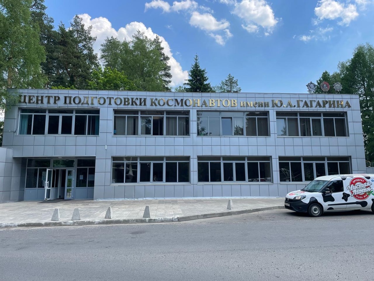 Здание рядом с КПП.