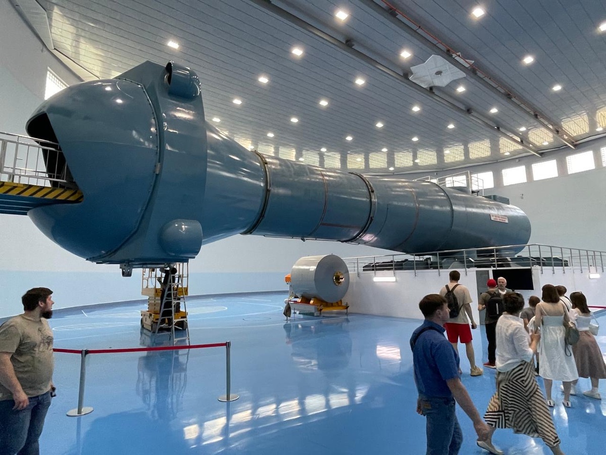 ЦФ-18. Под «плечом» виден макет кабины лунного ровера.