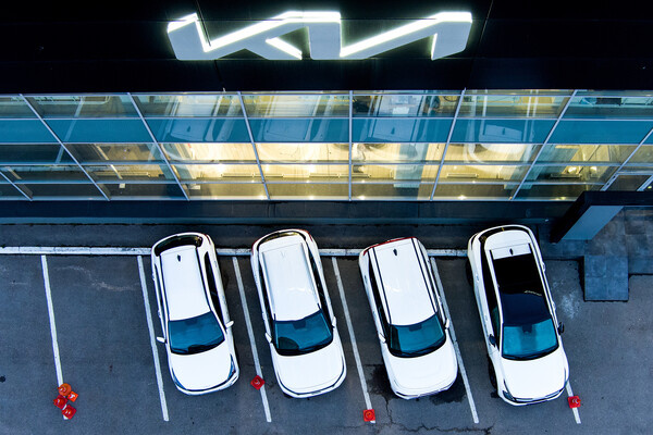 Автомобили KIA около здания дилерского центра KIA в Шереметьево / Сергей Бобылев/ТАСС 