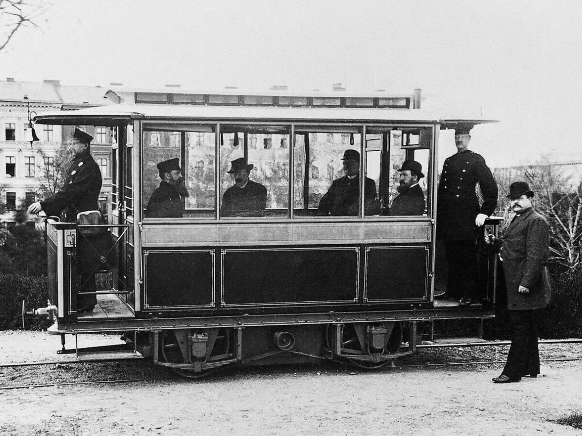 Один из первых трамваев
