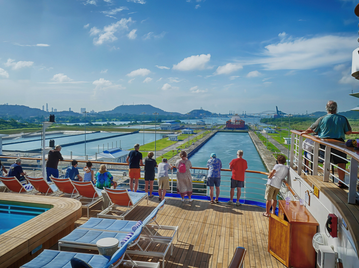 Более чем через сто лет, в 2016 году, была проведена реконструкция канала, и теперь даже самые большие судна проходят по этому водному пути. Весной 2018 года руководство канала объявило, что с момента обновления впервые смогло пропустить 3000 судов. Фото: steve estvanik / Shutterstock / Fotodom