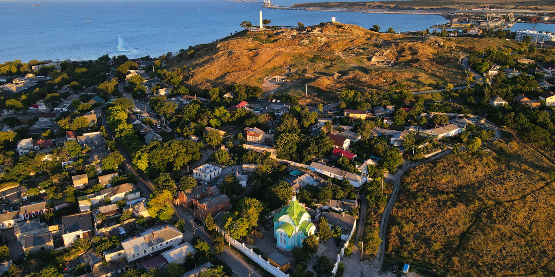 На весь Крым такой один: последний уголок СССР, много работы, тихие дворики, бельё на веревочках, цветы в палисадниках