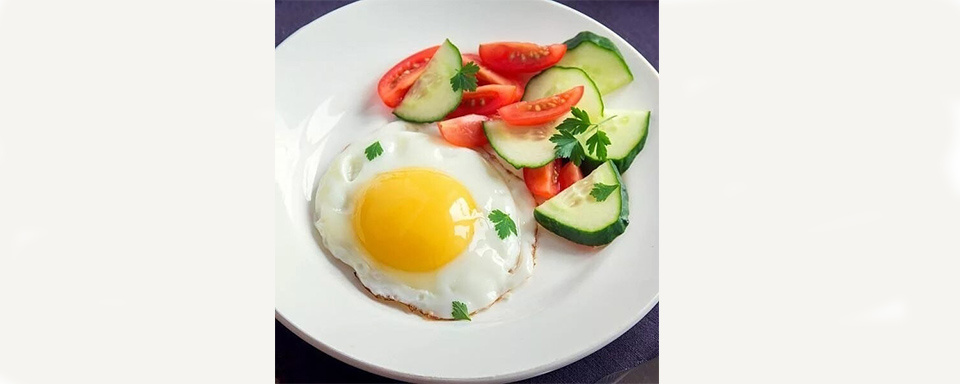 В этом завтраке мы получаем белок из яиц, а жиры из масла и яичного желтка. В овощах много полезных углеводов с клетчаткой.